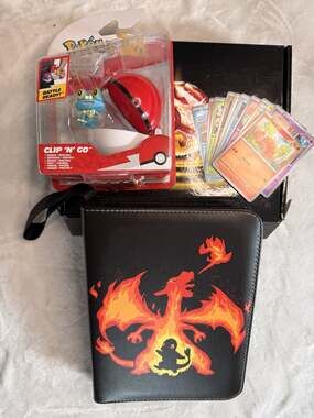 Pokémon Trading Card Collector Bundle – Charizard Zip Binder + Froakie Clip ‘N’